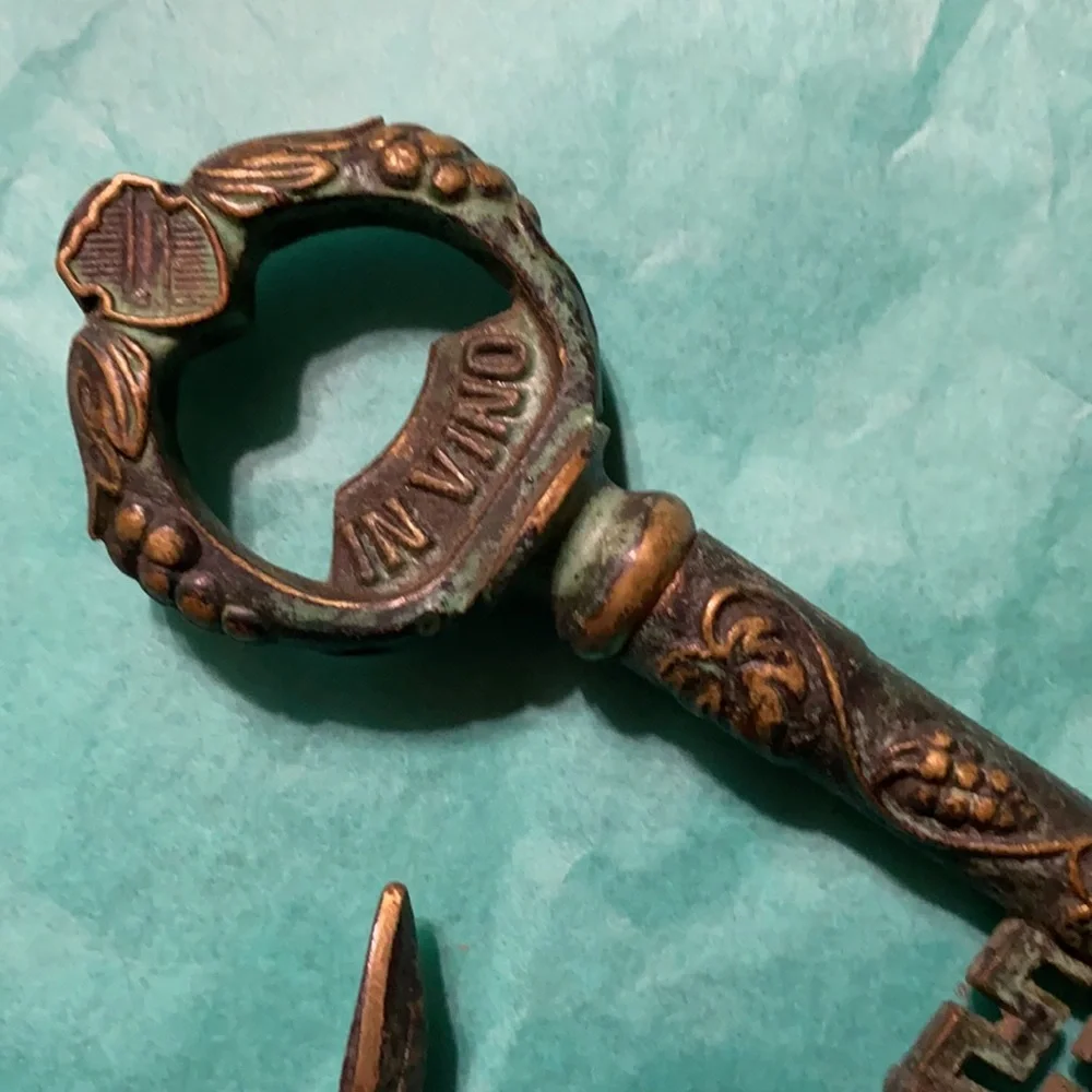 Cool wine cork opener, heavy metal pieces (2)